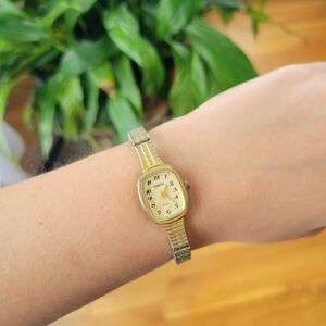 Vintage Quartz Dainty Gold Quartz Womans Womens Classic Stretch Watch